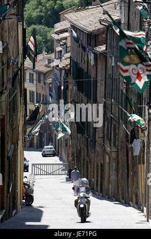 Italien, Toskana, Siena, Häuser mit Fahnen geschmückt, Stockfoto