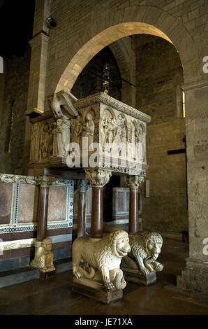 Italien, Toskana, Garfagnana, Kathedrale von Barga, des Löwen-Skulpturen vor der Marmorkanzel, Stockfoto