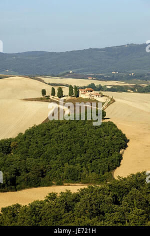 Italien, Toskana, Crete Senesi, Bauernhaus in der Landschaft, Stockfoto