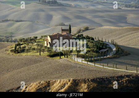 Italien, Toskana, Crete Senesi, freistehendes Haus in der Landschaft, Stockfoto