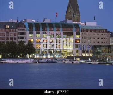 Deutschland, Hamburg, Binnenalster, Böschung Ballin, Promenade, Europa Passage, Kirchturm, Peterskirche, Boote, Abenddämmerung, Norddeutschland, Stadt, Hansestadt, Hafen, Stadt, Blick auf die Stadt, Europäische Passage, Kirche, Turm, shopping Center, Ausflugsschiffe, touristische Stiefel, Menschen, Alster rund um Reisen, Tourismus, Bootssteg, Pier, Uferpromenade, Wasser, Abend, Stockfoto