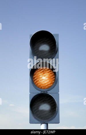 Ampel-Gerät vor dem blauen Himmel, Stockfoto