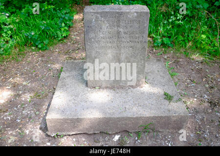 Das Grab des exzentrischen Major Peter Labelliere, der Kopf nach unten am Box Hill in Dorking, Surrey, England beigesetzt. Stockfoto