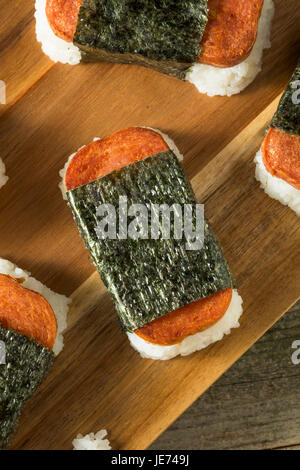 Hausgemachte gesunde Musubi Reis und Fleisch Sandwich aus Hawaii Stockfoto