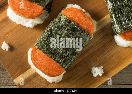 Hausgemachte gesunde Musubi Reis und Fleisch Sandwich aus Hawaii Stockfoto