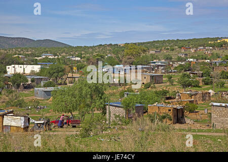 Afrika, Namibia, Kunene-Region, Kaokoveld, Opuwo, Südwest-Afrika, Hauptstadt, Stadt, Kuneneregion, Himbastamm, Häuser, Stahlwerke, mucky Stahlwerk, schlecht, einfach, Stadtrand, Person, einheimische, Stockfoto