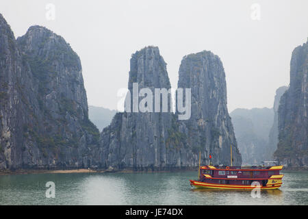 Vietnam, Halong Bucht und touristischen Boot, Stockfoto