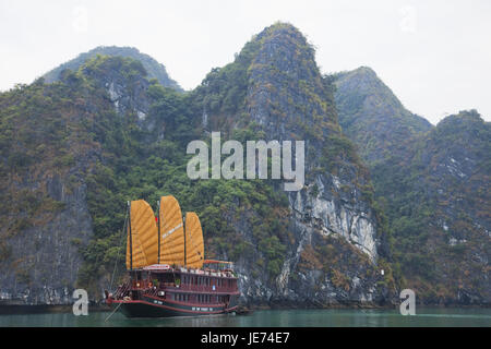 Vietnam, Halong Bay, touristischen Boot, Stockfoto