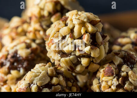 Rohe hausgemachte gesunde Gluten freies Datum Bisse mit Kirschen und Schokolade Stockfoto