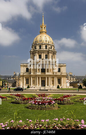 Frankreich, Paris, ungültige's Kathedrale, Park, Hauptstadt, Stadt, Gebäude, Kathedrale, Kirche, Kathedrale, Struktur, Glanz Bau, Architektur, Ort von Interesse, Park, Blumenbeete, Straße, Verkehr, Person, Passanten, Reiseziel, Tourismus, Stockfoto