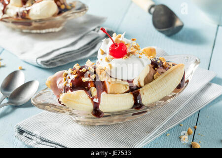 Süßen hausgemachten Bananensplit Eisbecher mit Schokolade Erdbeer-Vanilleeis Stockfoto