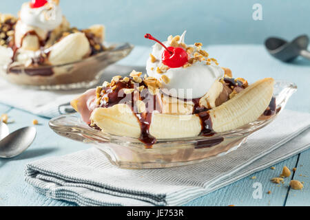 Süßen hausgemachten Bananensplit Eisbecher mit Schokolade Erdbeer-Vanilleeis Stockfoto