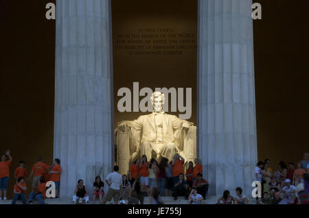 Den USA, Amerika, Washington D.C., Touristen in der Lincoln-Statue, Stockfoto