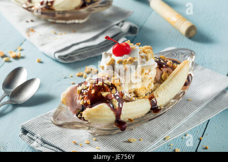 Süßen hausgemachten Bananensplit Eisbecher mit Schokolade Erdbeer-Vanilleeis Stockfoto