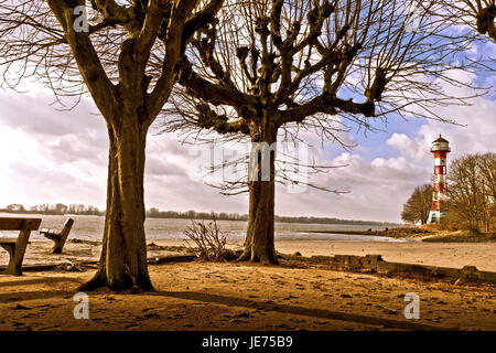 Deutschland, Hamburg, Fissuren, Elbufer, Bäume, Leuchtturm, Stockfoto