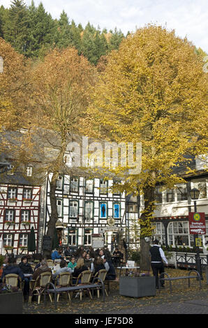 Deutschland, Nordrhein-Westfalen, Monschau, Person in einem Straßencafé, Stockfoto