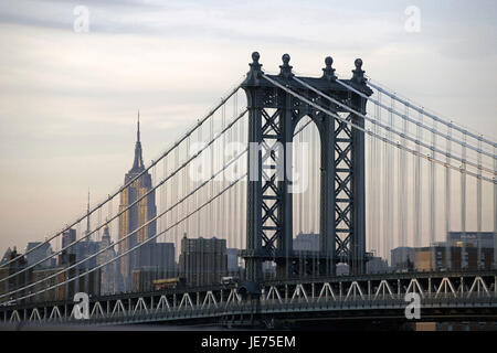 USA, Amerika, New York, Manhattan, Manhattan Bridge und Empire State Building, Stockfoto