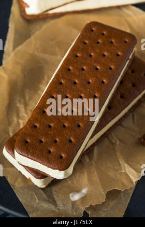 Süße Schokolade und Vanille Eis Sandwich Dessert Stockfoto