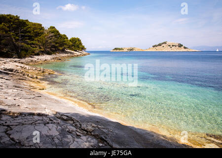 Liskanje Felsenbucht zwischen Pomena und Polace Blick auf Korcula auf der Westküste von Mljet in der kroatischen Adria Stockfoto