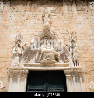 Geschnitzten Stein Giebel, die Darstellung des toten Christus und Mary Magdalene an einer Tür auf das Franziskanerkloster auf dem Stradun von Dubrovnik in Kroatien Stockfoto