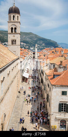 Marmor Pflaster poliert durch Jahrhunderte der menschlichen Füße auf der Stradun, die Hauptstraße der Altstadt von Dubrovnik-Kroatien Stockfoto