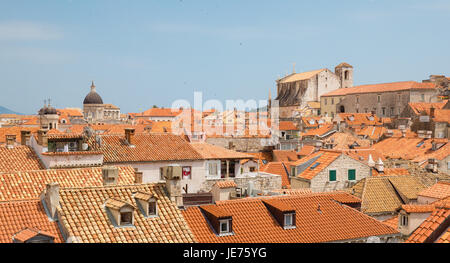Blick von der massiven Mauern umschließen die schöne rote überdachte mittelalterliche Stadt von Dubrovnik an der dalmatinischen Küste von Kroatien Stockfoto