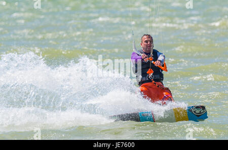 Kitesurfen auf dem Meer an einem windigen Tag. Stockfoto