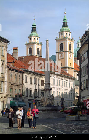 Blick auf den Rathausplatz Mestni Trg auf den Brunnen der drei Krainer Flüsse in Ljubljana, im Hintergrund die Kathedrale Sveti Nikolas, Stockfoto