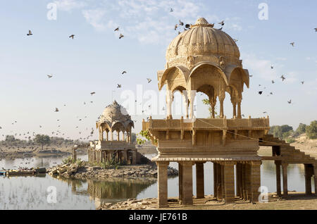 Indien, Rajasthan, Jaisalmer, Gadi Sagar sehen, Tempel und Pavillons, Vögel in den Himmel, Stockfoto