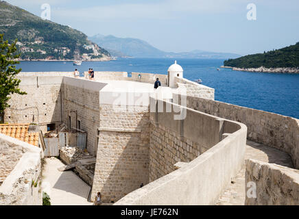 Aussichtsturm Turm und Café auf der Stadtmauer von Dubrovnik an der dalmatinischen Küste in Kroatien Stockfoto