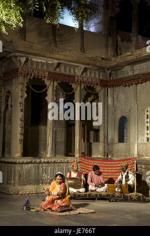 Indien, Rajasthan, Udaipur, Bagore-Ki-Haveli, Musiker, Tanz zeigen, Stockfoto