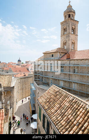 Glockenturm der Kirche des Dominikanerklosters und des Museums mit Blick auf die mittelalterliche Stadt von Dubrovnik in Kroatien Stockfoto