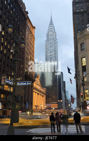 Die USA, Amerika, New York, Manhattan, Hauptbahnhof und Chrysler Building in der Nacht, Stockfoto