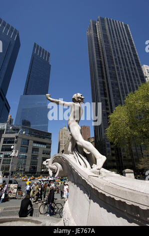 USA, Amerika, New York, Manhattan, Columbus Circle, time Warner Center, Skulptur im Vordergrund, Stockfoto