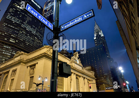 Die USA, Amerika, New York, Manhattan, Hauptbahnhof und Chrysler Building in der Nacht, Verkehrszeichen, Stockfoto