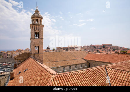 Glockenturm der Kirche des Dominikanerklosters und des Museums mit Blick auf die mittelalterliche Stadt von Dubrovnik in Kroatien Stockfoto