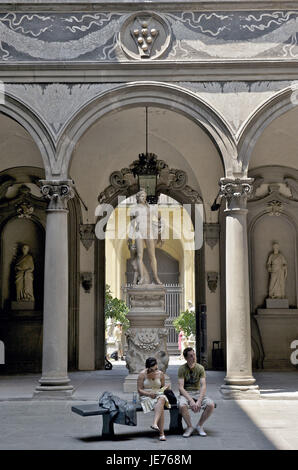 Italien, Toskana, Florenz, Palazzo Medici-Riccardi, zwei Touristen im Innenhof, Stockfoto