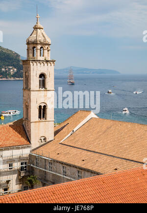 Glockenturm der Kirche des Dominikanerklosters und des Museums mit Blick auf die mittelalterliche Stadt von Dubrovnik in Kroatien Stockfoto