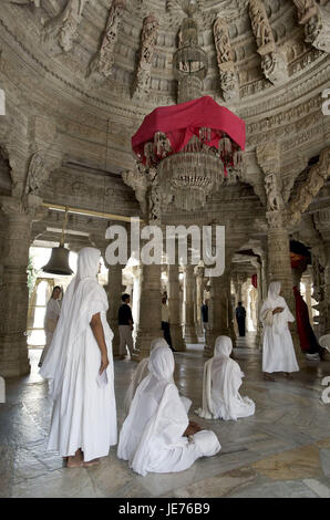 Indien, Rajasthan, Ranakpur, Tempel der Adinath, Pilger in weiß, Stockfoto