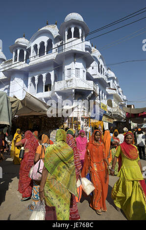 Indien, Rajasthan, Pushkar, Frauen in traditioneller Tracht auf der Straße, Stockfoto