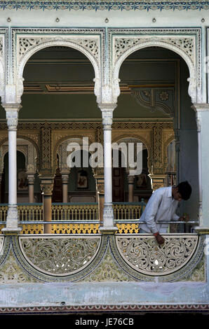 Indien, Rajasthan, Region Shekhawati, Fürstenstaates, Podar Haveli, Mann bei Renovierungsarbeiten, Stockfoto