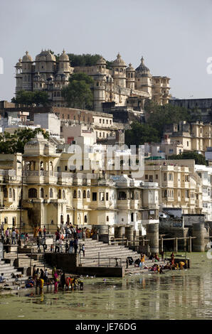 Indien, Rajasthan, Udaipur, Stadt-Palast, Naoghat, Menschen am Ufer, Stockfoto