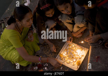 Indien, Rajasthan, Udaipur, Naoghat, leichte Skyers Person, Kartik Purnima, Heiligen fest Stockfoto