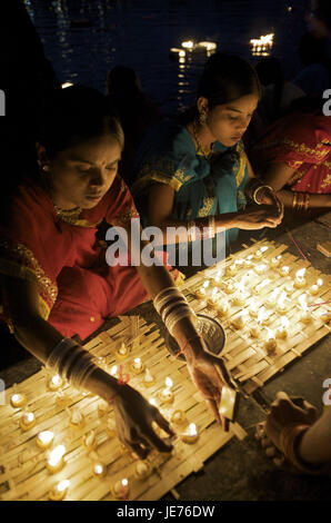 Indien, Rajasthan, Udaipur, Naoghat, leichte Skyers Person, Kartik Purnima, Heiligen fest Stockfoto