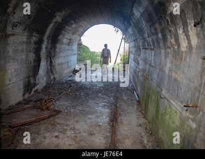 Erkunden das Netzwerk von Tunneln auf der Insel Mljet zu Klippe Geschützstellungen verteidigt Adria Lanes - von JNA um 1969 gebaut Stockfoto