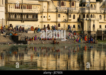 Indien, Rajasthan, Udaipur, Naoghat, Person am Ufer, Stockfoto