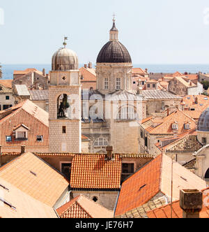 Glockenturm und die Kathedrale von der Stadtmauer der mittelalterlichen Stadt von Dubrovnik an der dalmatinischen Küste von Kroatien Stockfoto