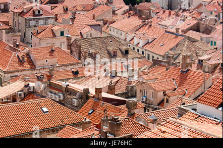 Blick von der massiven Mauern umschließen die schöne rote überdachte mittelalterliche Stadt von Dubrovnik an der dalmatinischen Küste von Kroatien Stockfoto