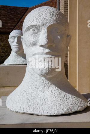 Zwei männliche Bronzekopf Skulpturen in weißen befestigten Bronze aus der Wüste Quartett-Serie von Bildhauer Elizabeth Frink am Hauser und Wirth in Somerset UK Stockfoto