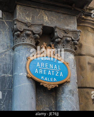 Reich verzierte Gold und blau Straße Namen Plaque an der Ecke von Arenal Areatza in Bilbao im Norden Spaniens Stockfoto